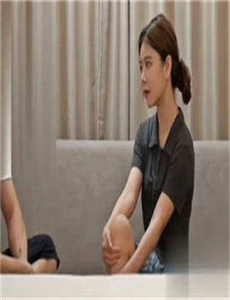 娇妻4P被三个男人伺候视频-美女自觉的解开胸衣