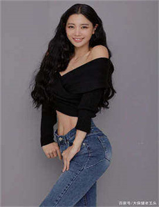 全世红-美女脱裤衩扒开尿口给男子摸
